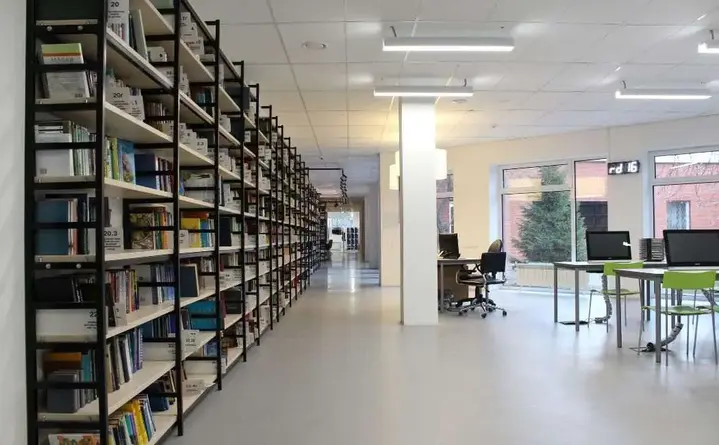 Letni Ogródek Sztuki ucieka przed upałem - dzieci spotkają się w bibliotece