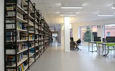 Letni Ogródek Sztuki ucieka przed upałem - dzieci spotkają się w bibliotece