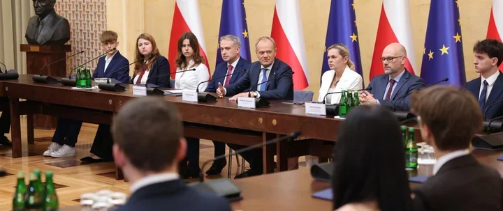 Pięć do siedmiu godzin przed ekranem - rząd szykuje zakaz smartfonów w szkołach