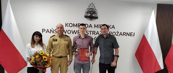 Nastolatek wszedł do płonącego domu i wyniósł mężczyznę