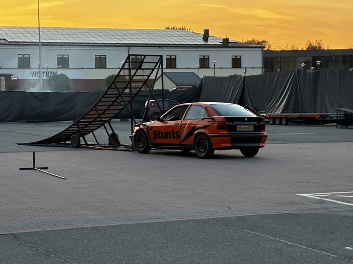 Motocyklowe skoki i drift pod halą. Tłum zobaczył pokaz kaskaderów