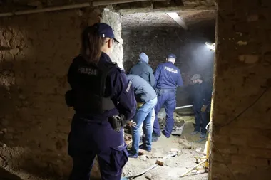 W piwnicach przy Blich wyszła na jaw wojskowa skrytka sprzed dekad