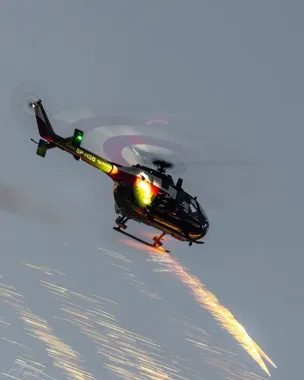 Nocne Airshow w Krośnie. TS-11 Iskra w nocnym pokazie akrobacji