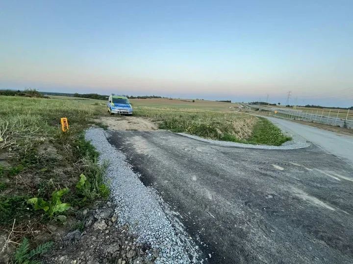 85-latek zaginął po wyjściu z domu. Policjanci znaleźli go w zaroślach