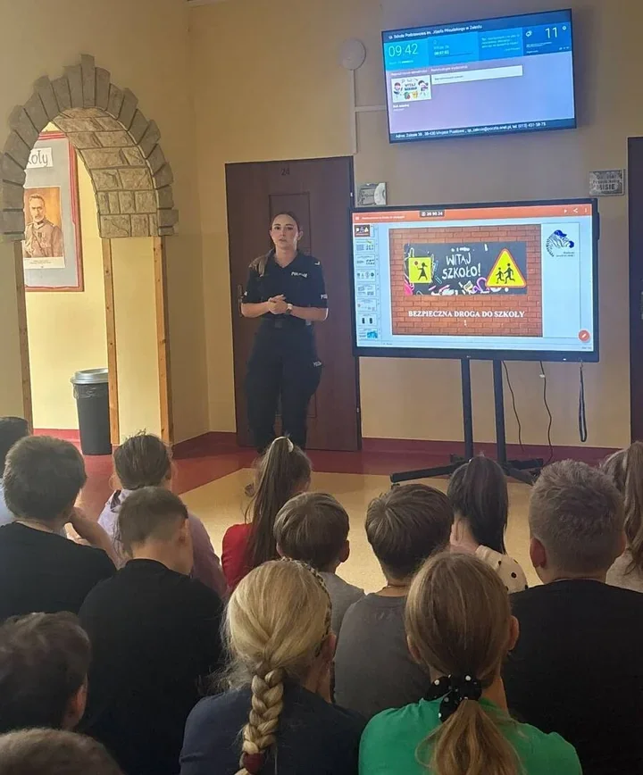 Bezpieczna droga do szkoły w Krośnie. Policjantka przypominała o zasadach