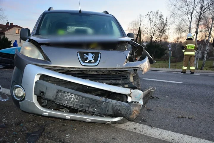 Czołowe zderzenie na DK28 w Jaszczew - dwie osoby ranne, ruch zablokowany
