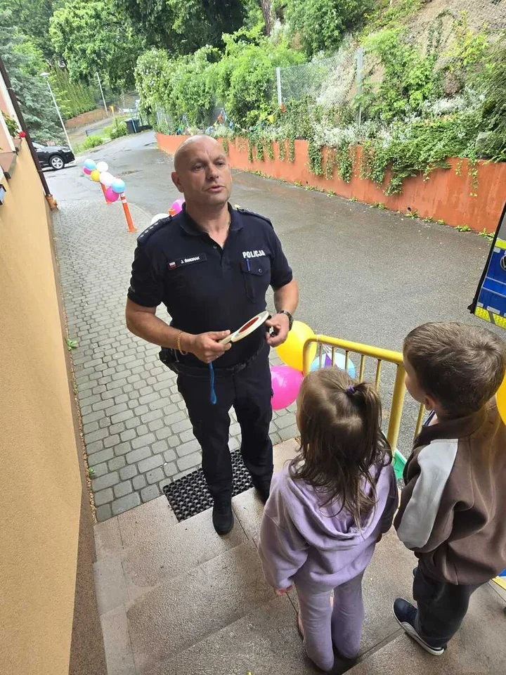Radiowóz w przedszkolu. Dzieci z Krosna sprawdzały policyjny sprzęt