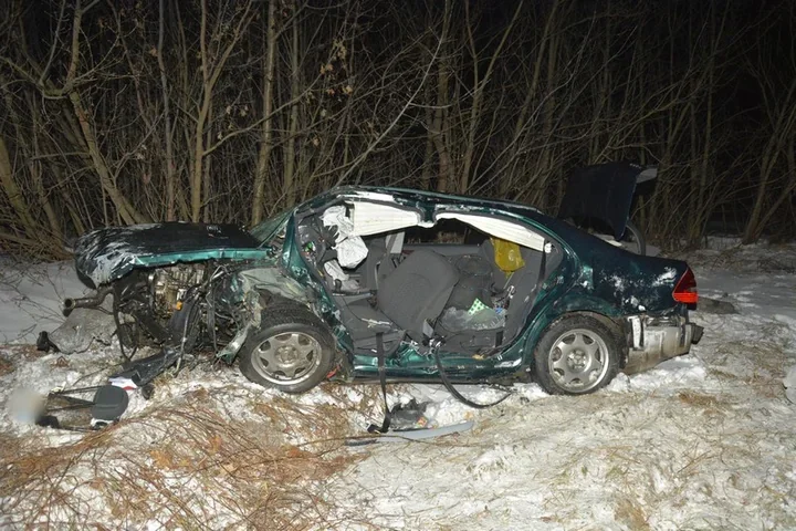 Mercedes zjechał z drogi w Równem - kierowcy nie udało się pomóc