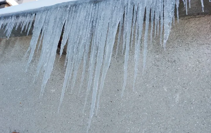 Na dachach nadal zalegają niebezpieczne sople - policja przypomina obowiązki