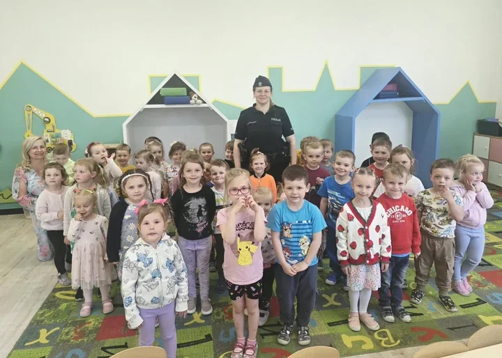 Ślady dłoni i numery alarmowe - policja z Jedlicza zaskoczyła przedszkolaki