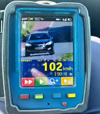 102 km/h w terenie zabudowanym. Kierowca zapłacił podwójną stawkę