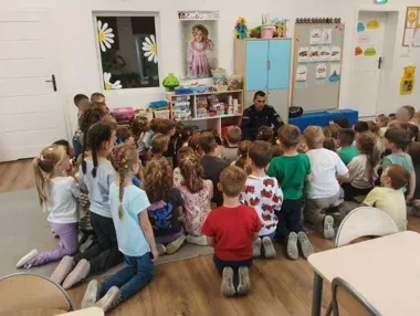 Jedlicki dzielnicowy ostrzegł uczniów w Odrzykoniu przed wakacyjnymi pułapkami
