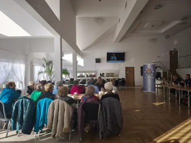 Seniorzy w Łękach Dukielskich ostrzeżeni - policja uczyła obrony przed oszustami