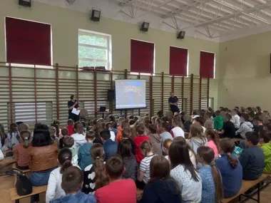 Jedliccy policjanci ostrzegli uczniów przed wakacjami bez kasku i odblasków