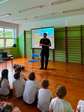 W Lubatowej policjanci ostrzegli uczniów - wakacyjny błąd może być groźny
