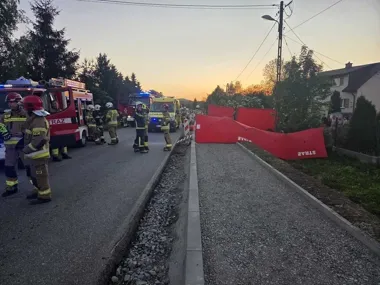 Sekundy od tragedii na DW897 - motocyklista zginął po wyprzedzaniu
