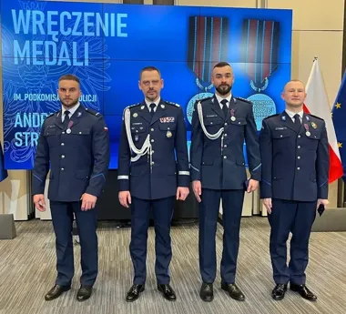 Studnia i płonący dom - krośnieńscy policjanci odebrali medale za odwagę